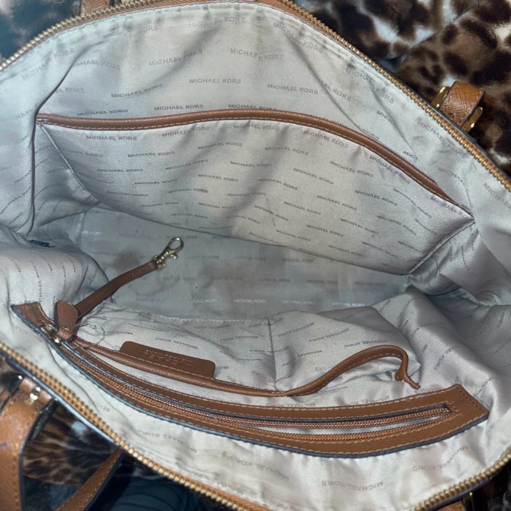 Michael Kors Jetset Saffiano Leather Tote Purse - Picture 10 of 12